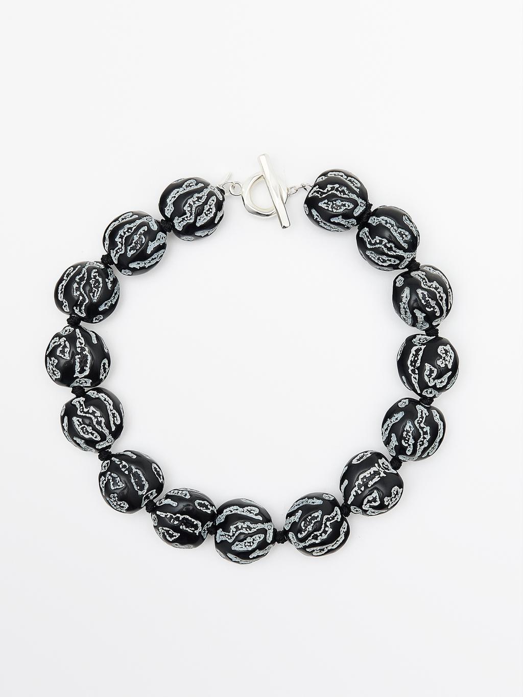 Short pendant with irregular beads