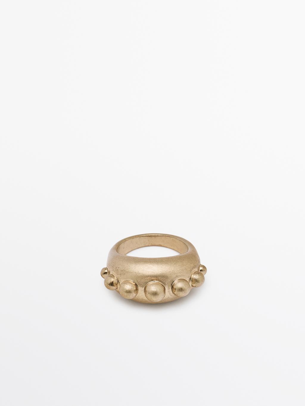 Ring with round pieces