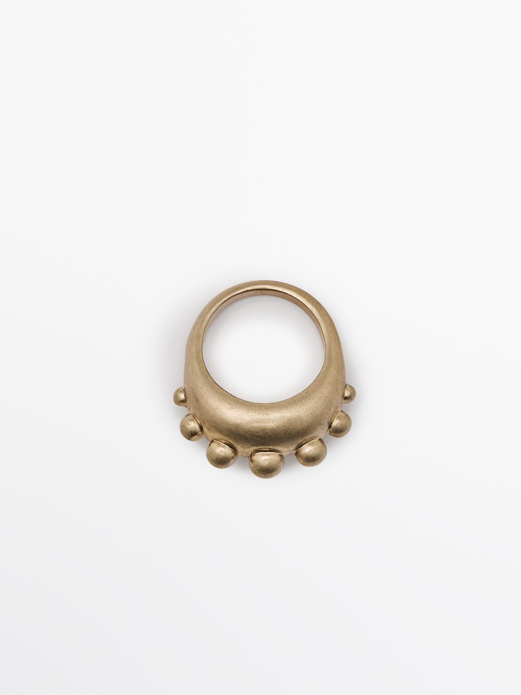 Ring with round pieces