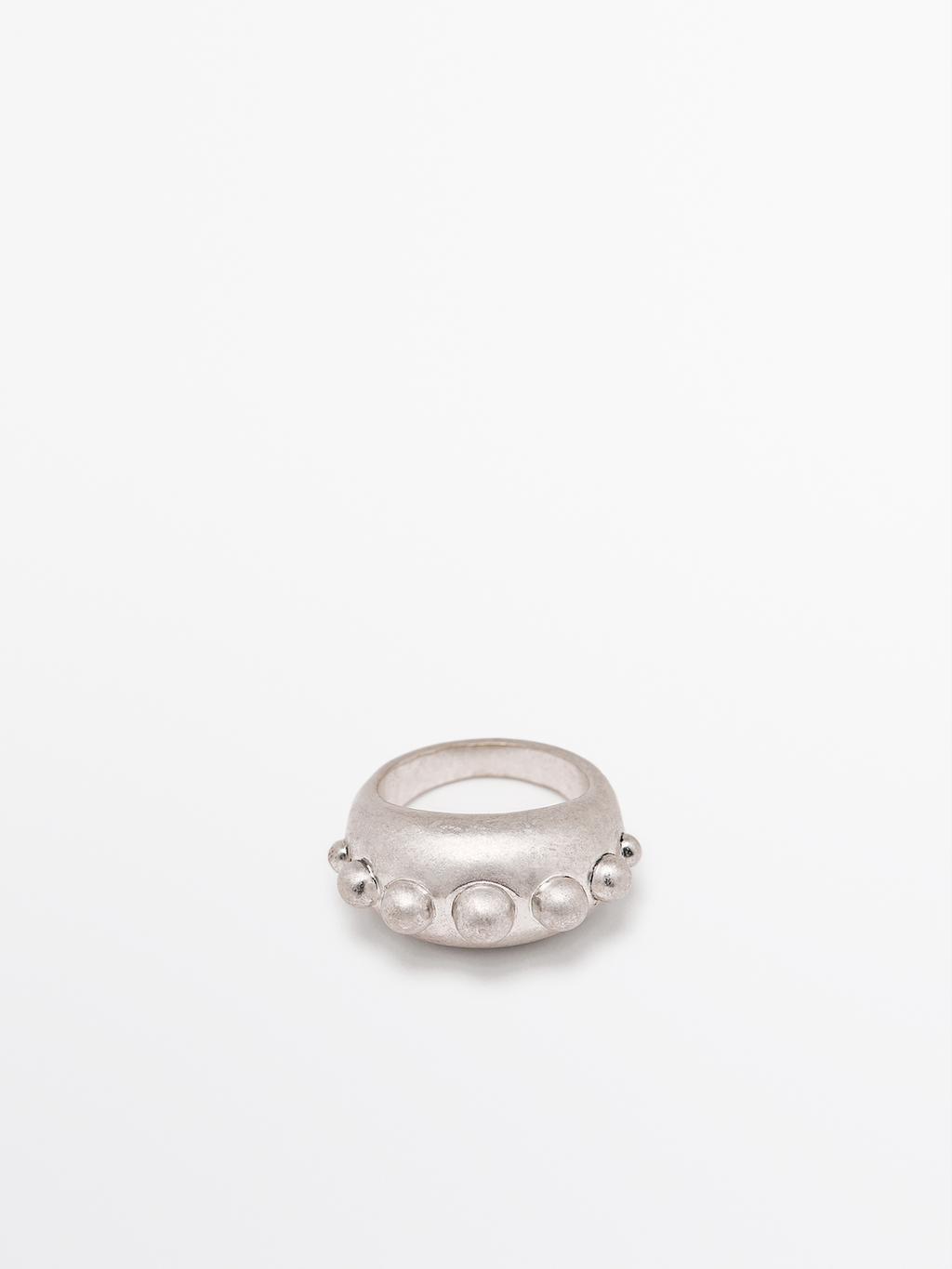 Ring with round pieces
