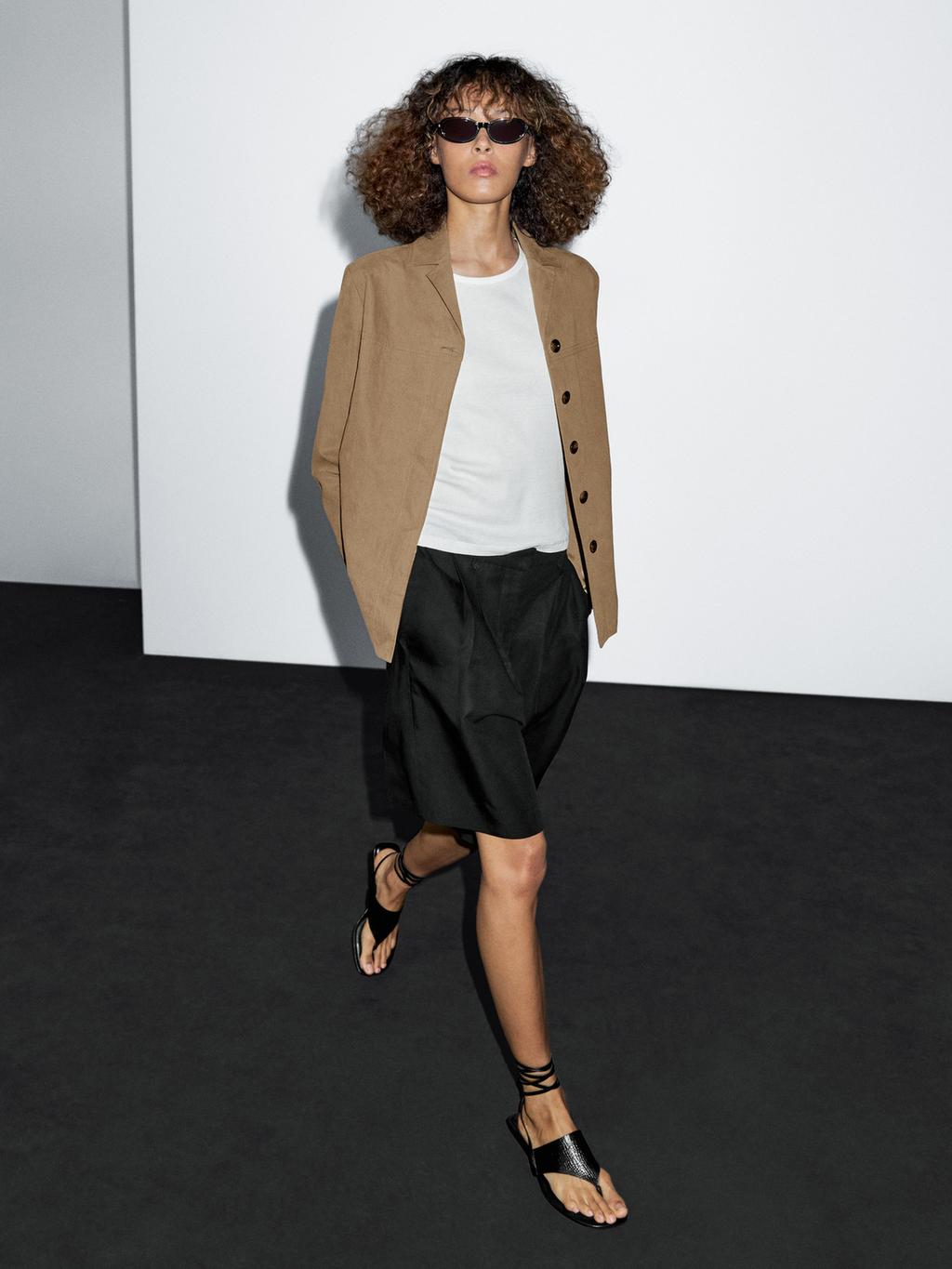 Pleated Bermuda shorts