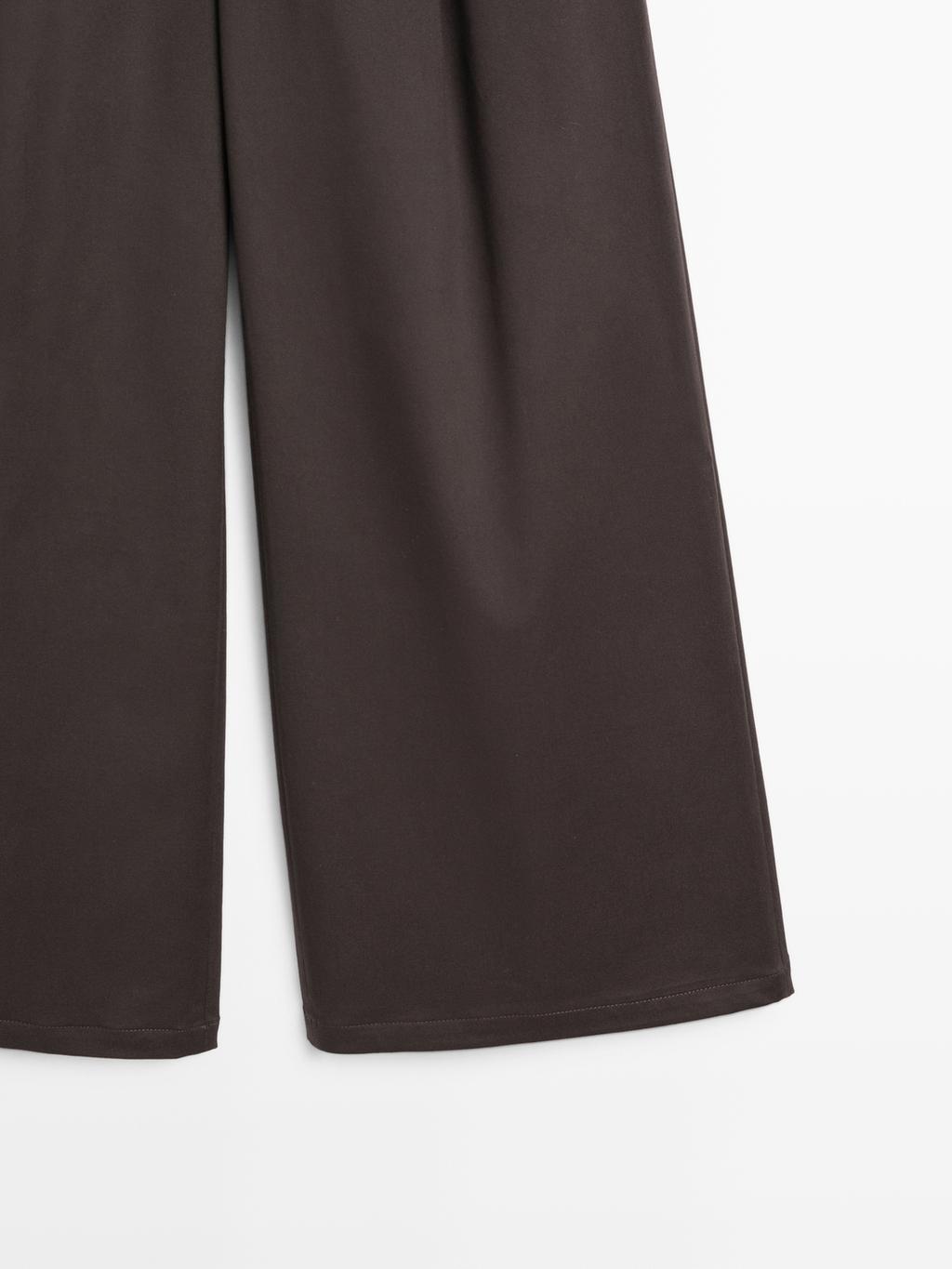 Wide-leg pleated trousers