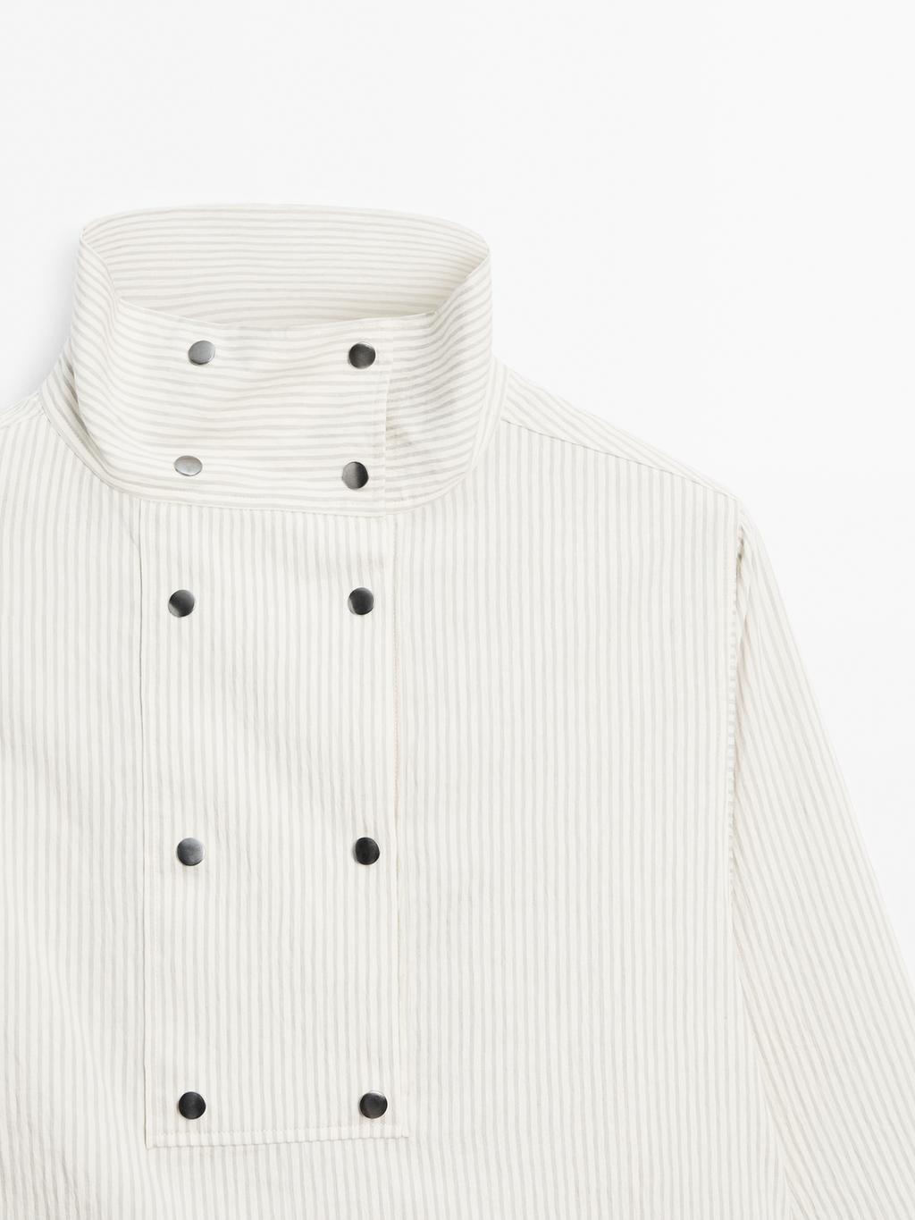Flowing shirt with button detail on the chest