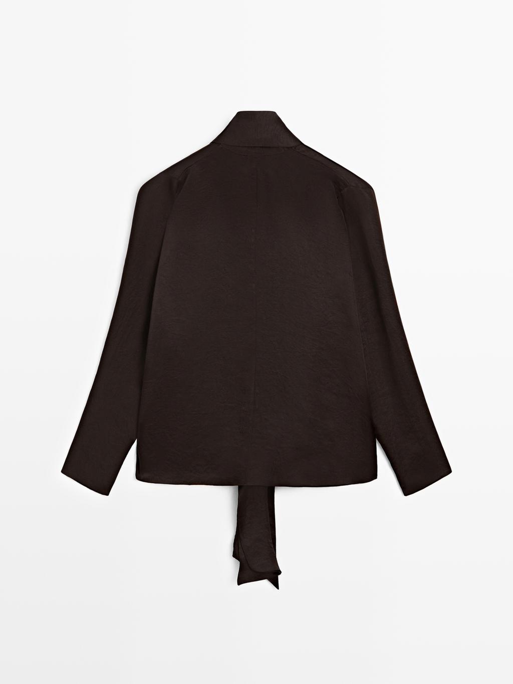 Flowing blouse with tie