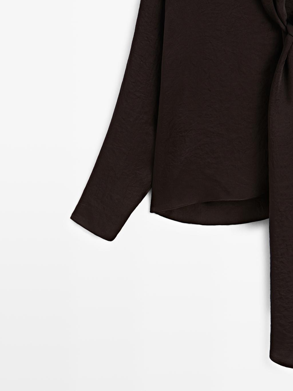 Flowing blouse with tie