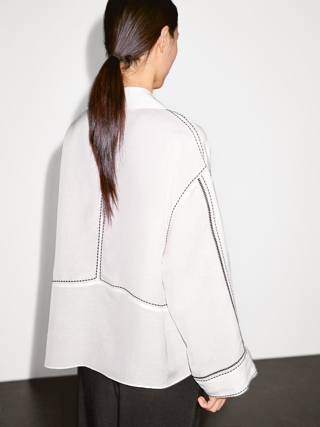 Loose-fitting blouse with contrast details