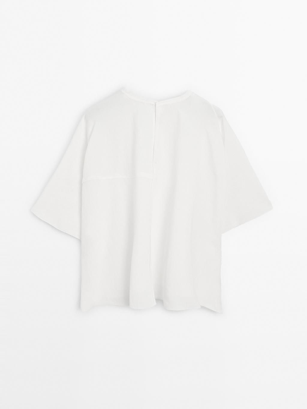 Short cape with seam details