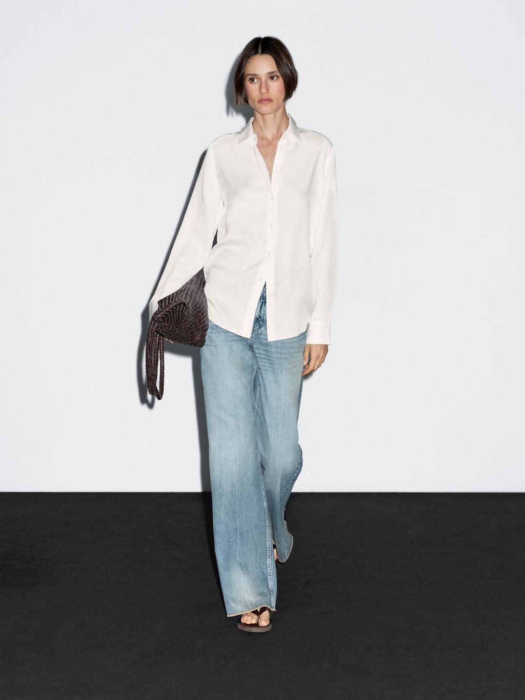 Flowing shirt with shirt collar