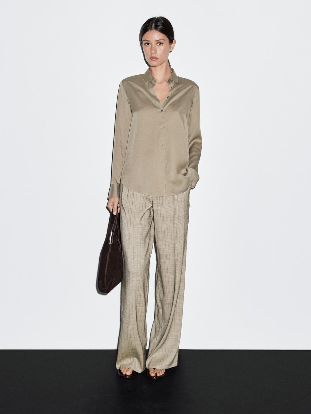 Flowing shirt with shirt collar