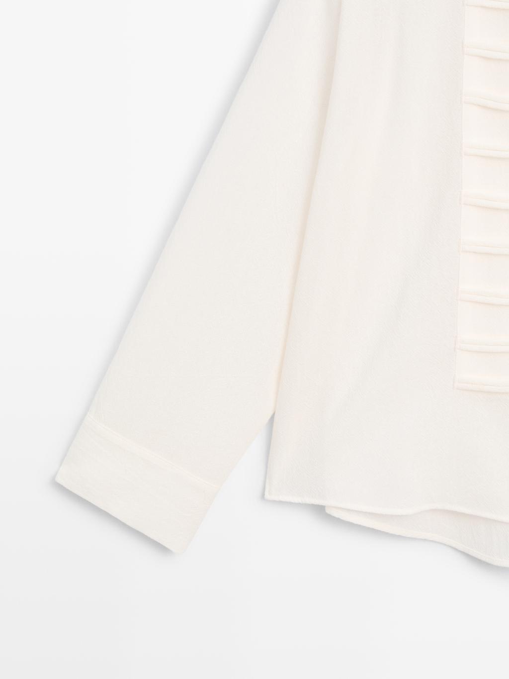 Round-neck shirt with button details