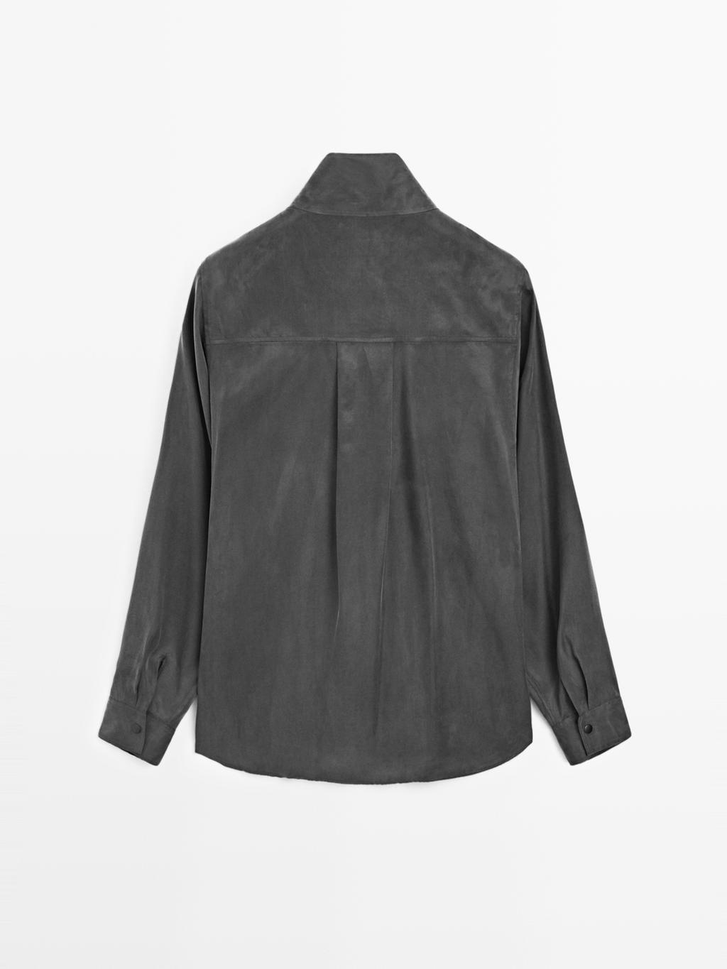 Flowing shirt with snap buttons