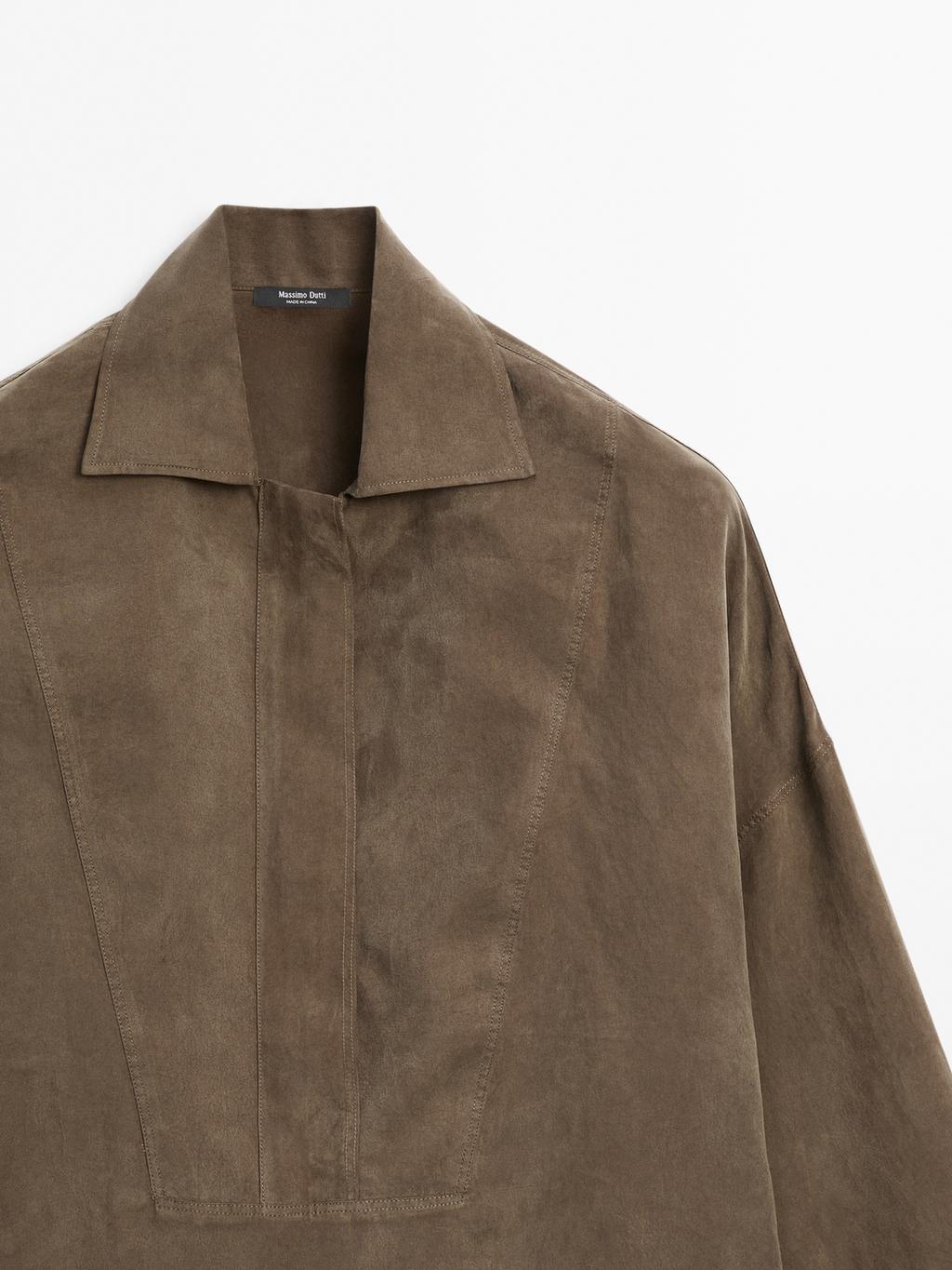 Blouse with zip on the chest