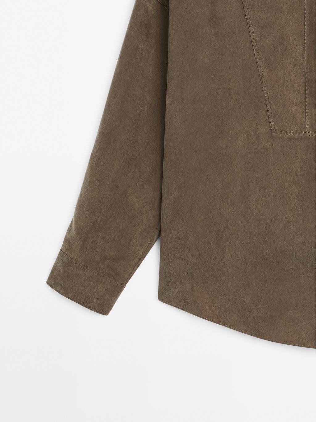 Blouse with zip on the chest