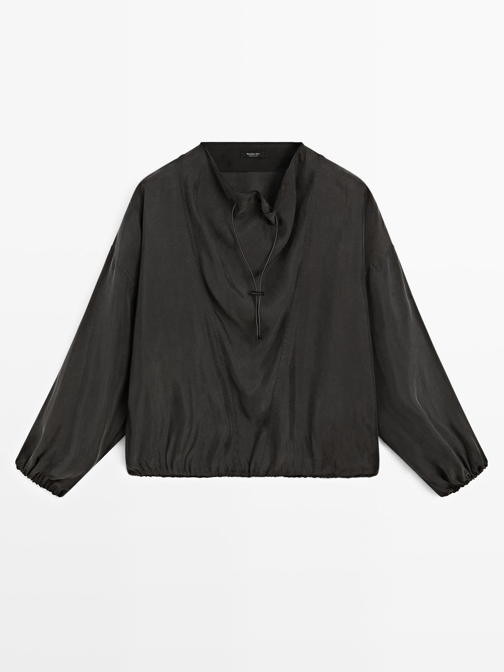 Flowing blouse with drawstring details