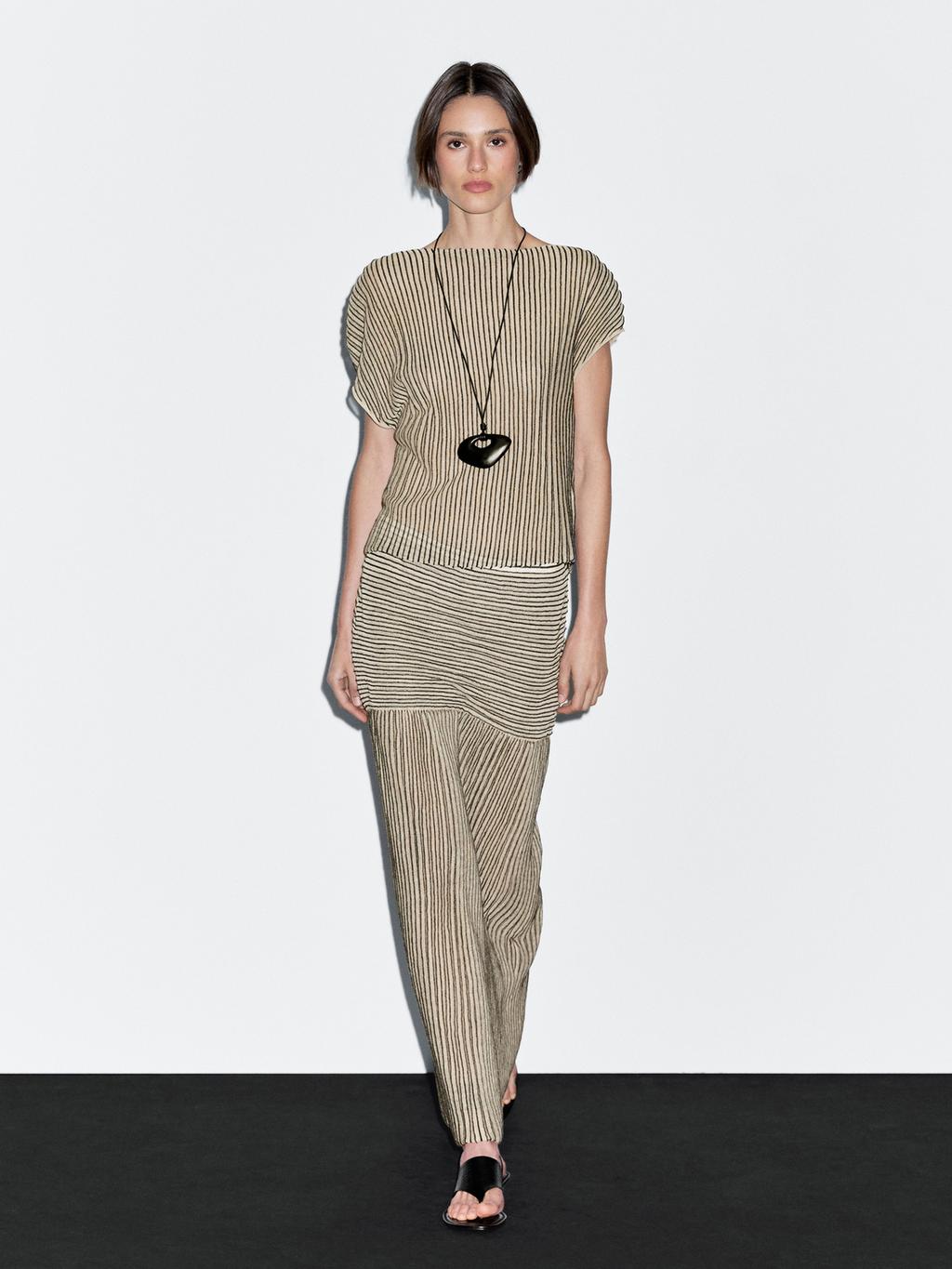 Long pleated skirt with flecked detail