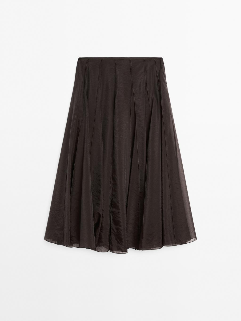 Long voluminous skirt with godet detail