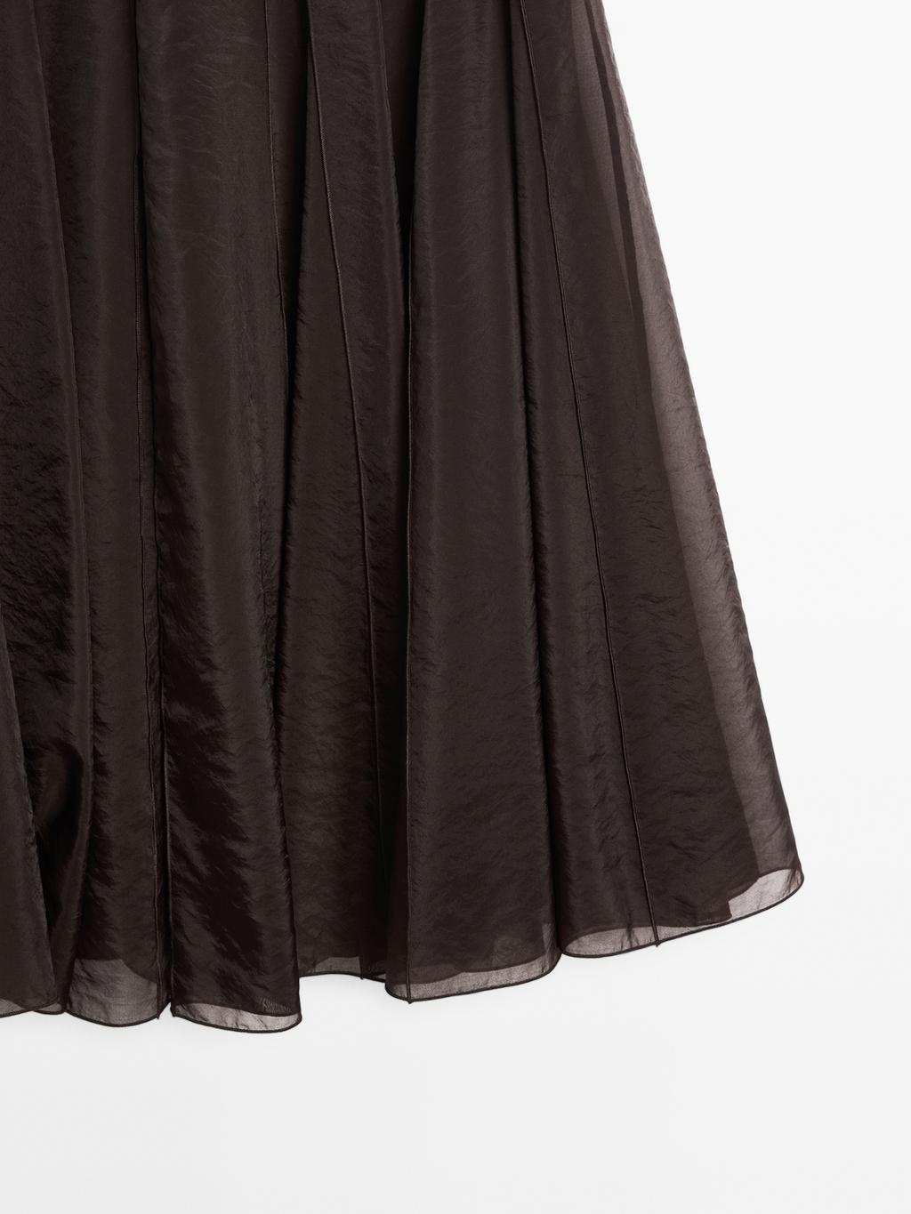 Long voluminous skirt with godet detail