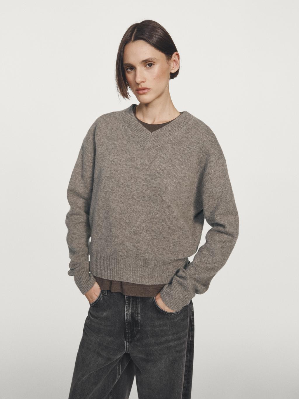 100% wool V-neck knit sweater