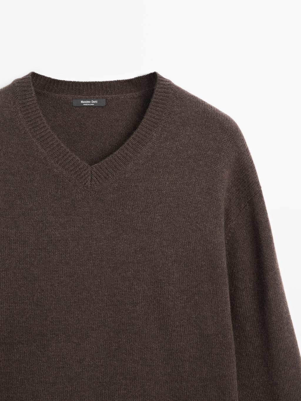 Oversize V-neck knit sweater