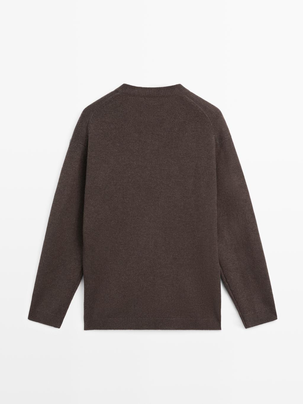 Oversize V-neck knit sweater