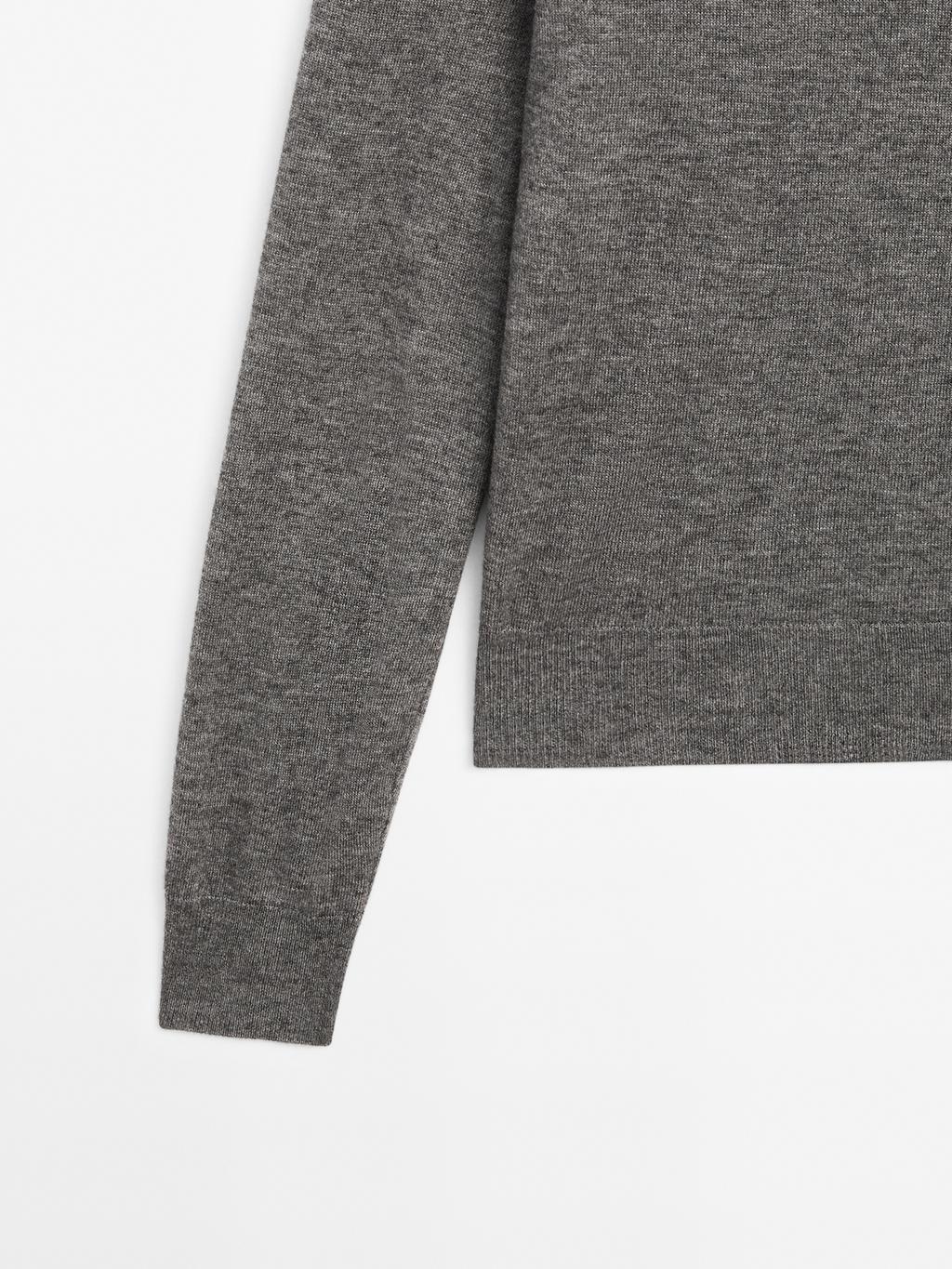 Wool blend knit sweater with crew neck