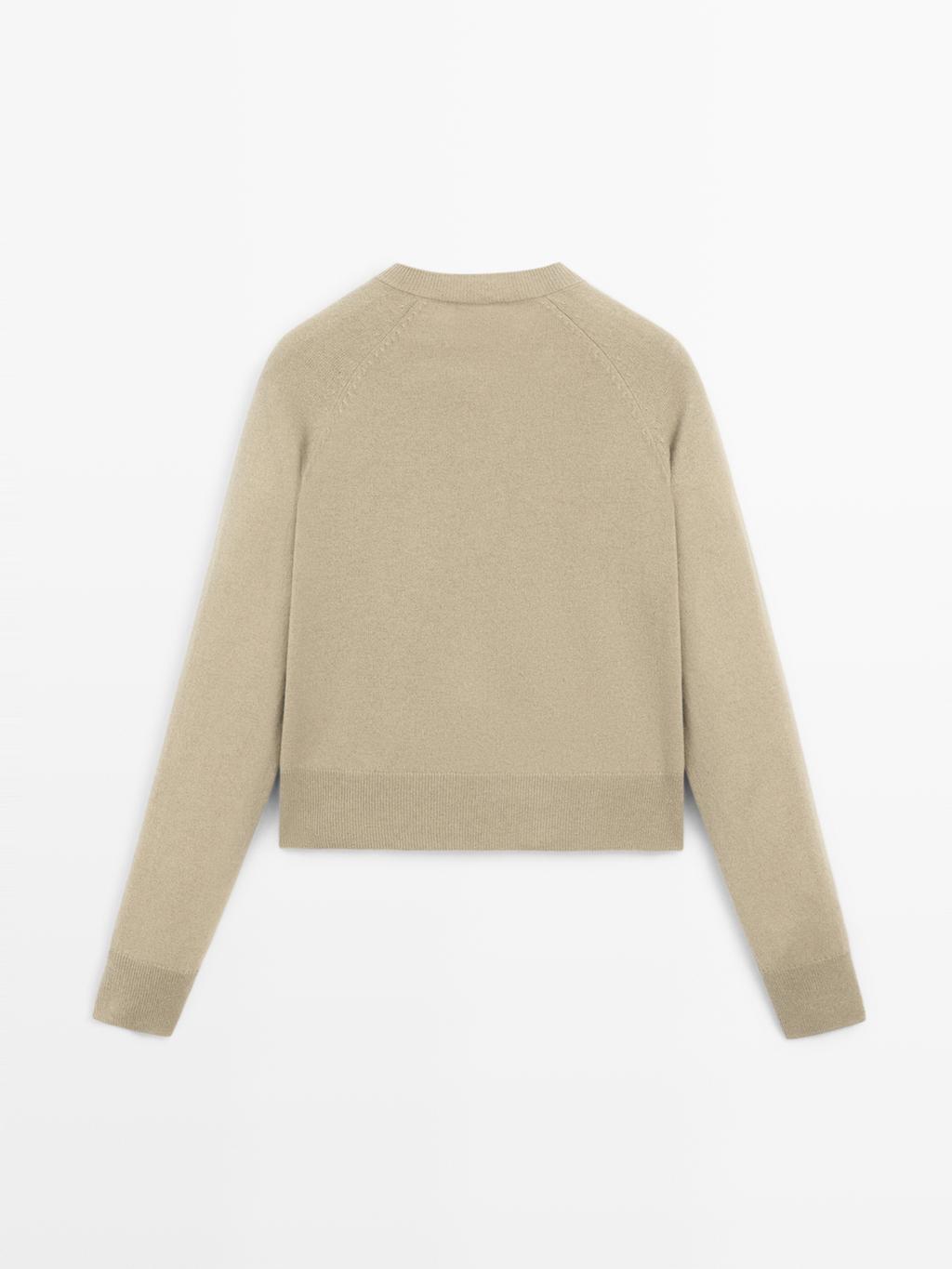 Knit cardigan with raglan sleeves