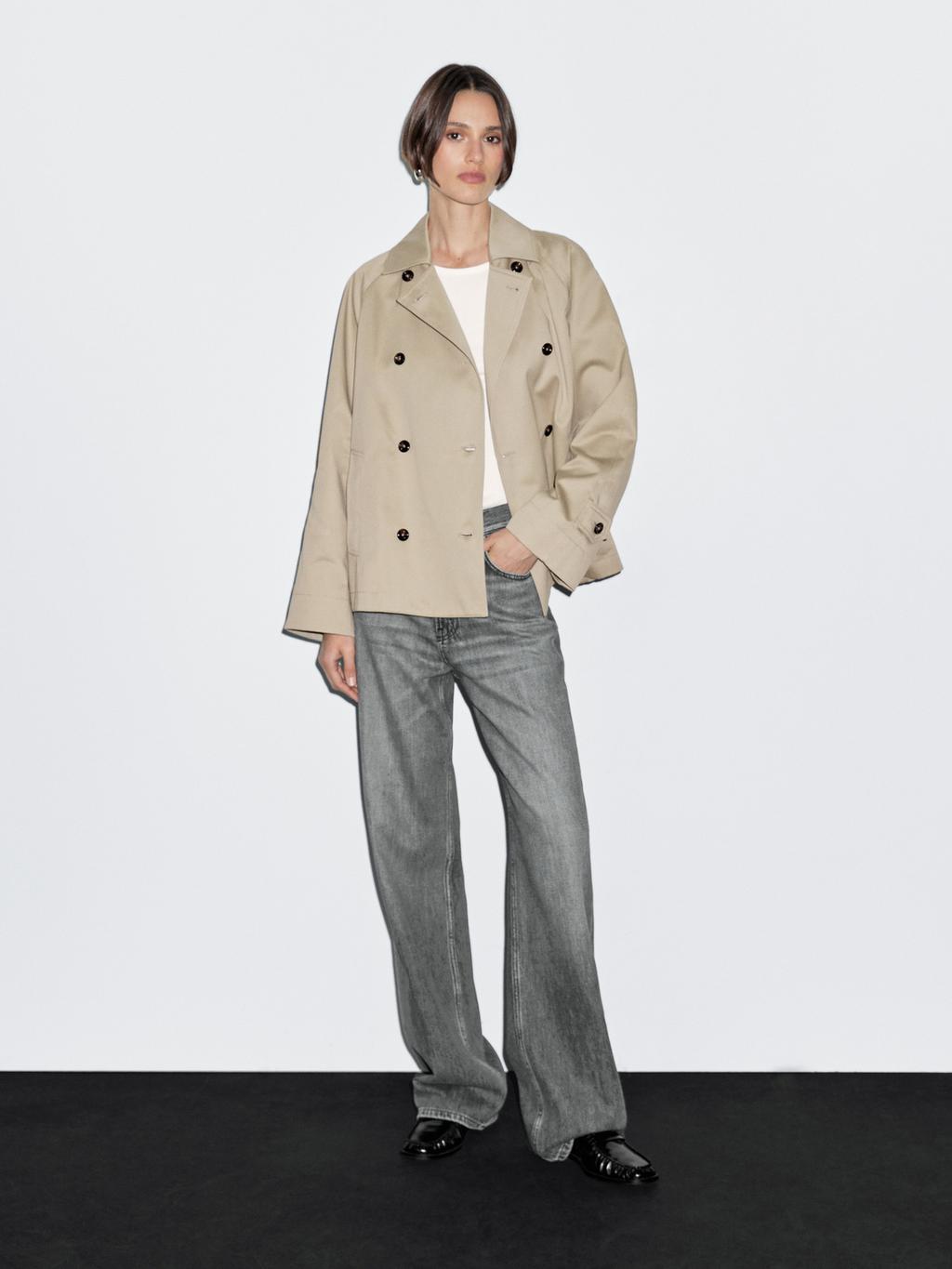 Short trench coat with button detail on the collar