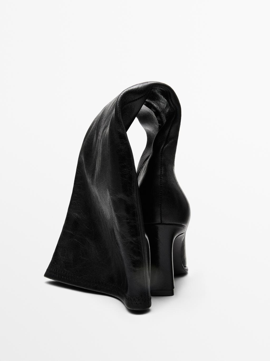 High-heel boots with elastic gores on the leg