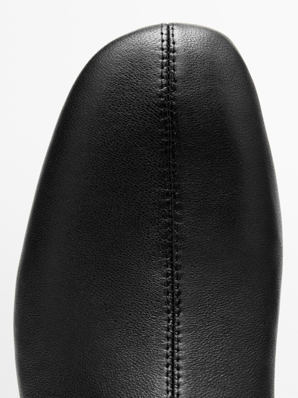 Leather boots with stretch leg