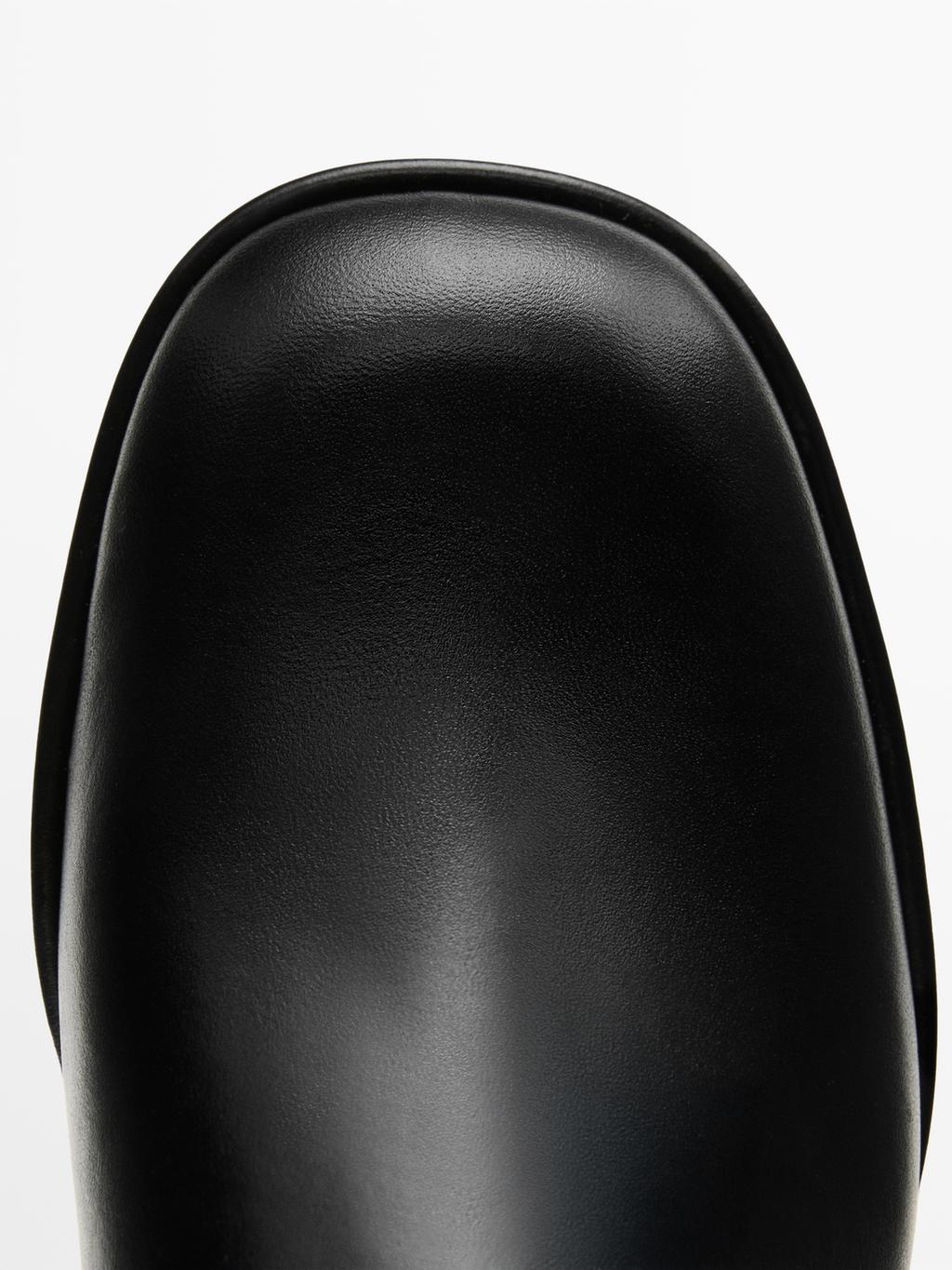 Flat leather ankle boots